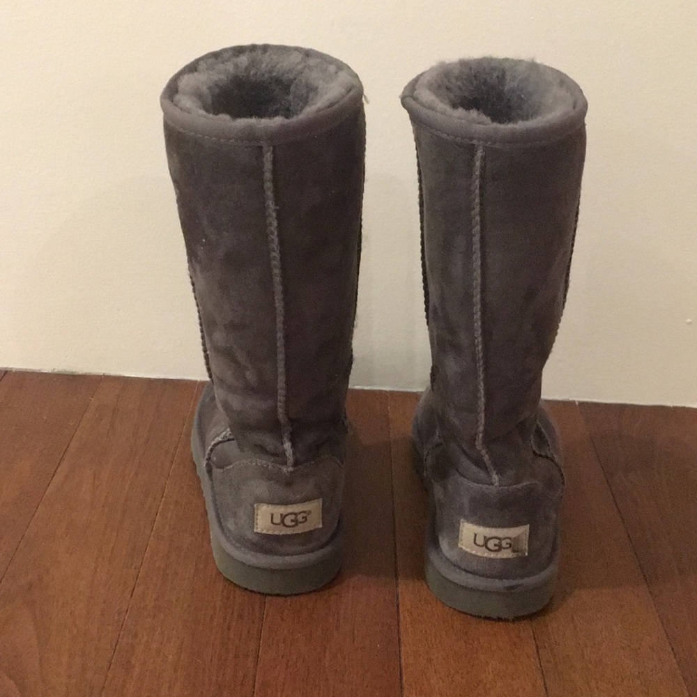 Tall classic grey Uggs size/4